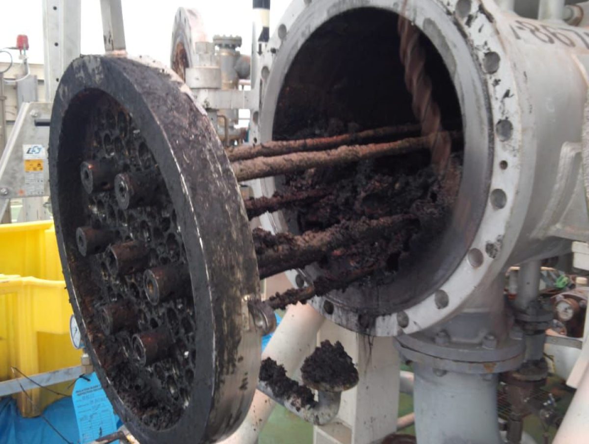 Cleaning of separators with petrochemical derivatives